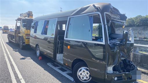 新／軍巴撞遊覽車11人傷　現場畫面曝光