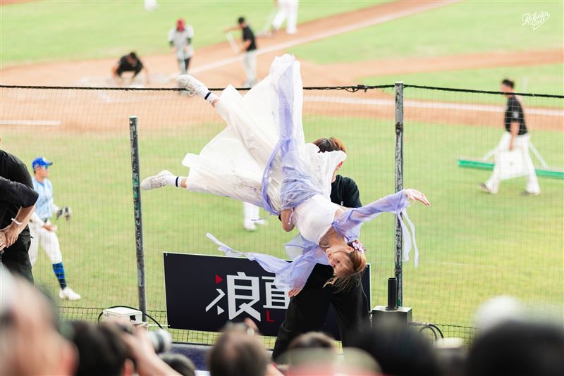 樂天女孩崔荷潾精彩空中拋接(圖/樂天桃猿提供)