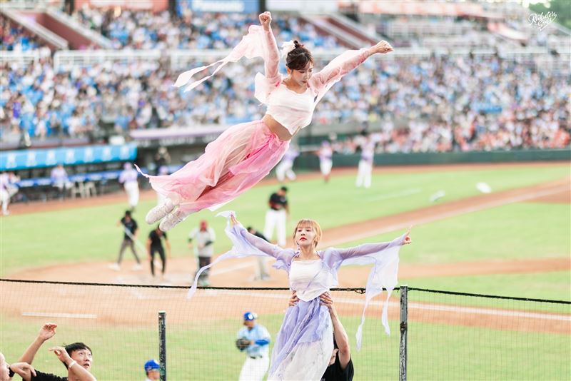 樂天女孩Mika精彩空中拋接(圖/樂天桃猿提供)
