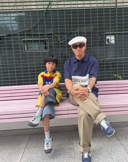 畫面中可見兩人站在街頭，穿搭充滿時尚感。（圖／翻攝自姜Gary IG）