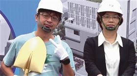 謝典霖9日出席彰化縣警察局綜合大樓的動土典禮，坦言自己前一天晚上喝多了，典禮當天不僅把金鏟子拿反，還頻頻比出YA的拍照手勢，引發爭議。（圖／翻攝自張育萌臉書）