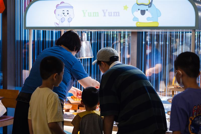 饗賓集團宣布進一步擴大公益規模,除延續暑期餐敘關懷計畫外,更新增偏鄉義煮行動及年底公益耶誕餐會等系列活動。(圖/饗賓集團提供)