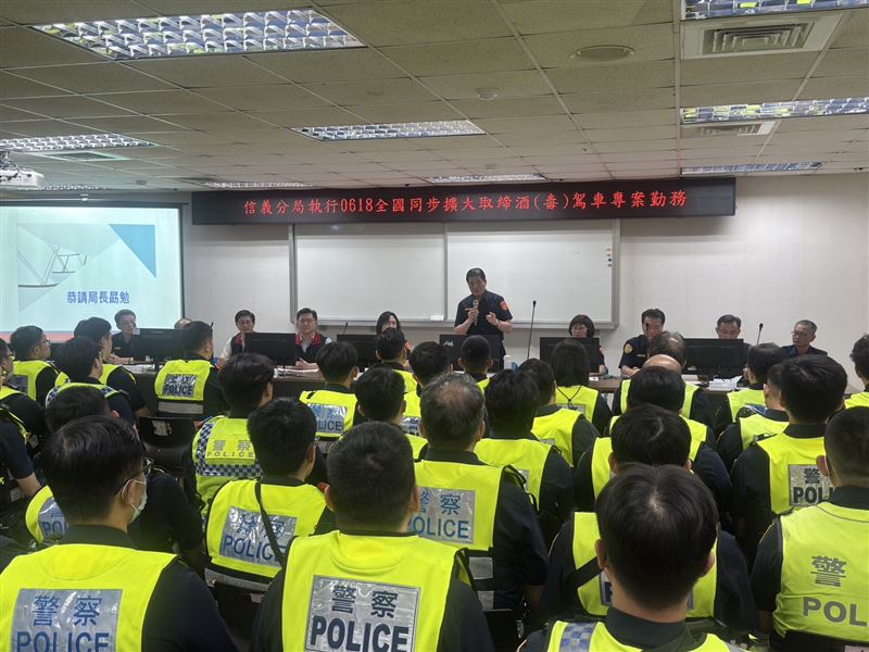 台北市各重要路口及治安要點展開高強度攔查。(圖/翻攝畫面)