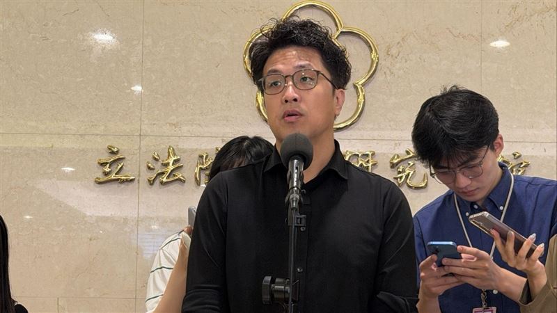 民進黨立委沈伯洋在立法院受訪（圖／沈伯洋辦公室提供）