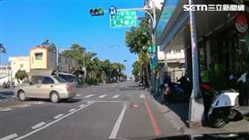 我還沒上車！駕駛疑沒注意加速轉彎　孩童摔路中