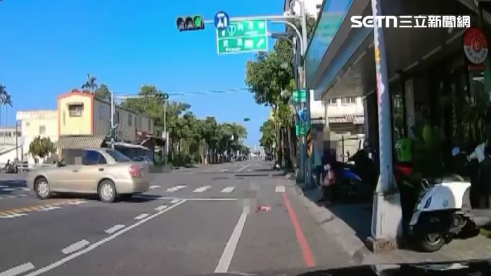 駕駛疑沒注意加速轉彎 孩童摔路中