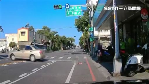 駕駛疑沒注意加速轉彎　孩童摔路中
