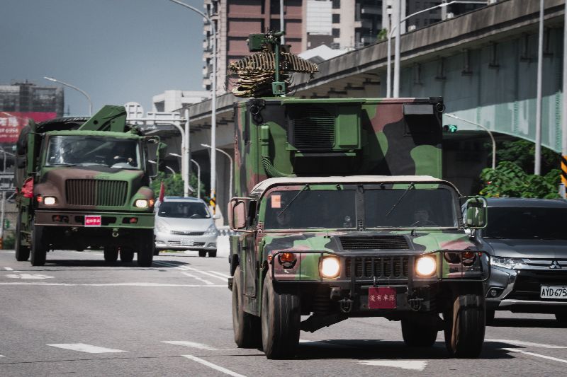 269旅機動數位微波車桃園戰備偵巡國軍22日展開一連5天「立即備戰操演」，圖為269旅機動數位微波車於青埔台31號道路戰備偵巡。（圖／中央社）