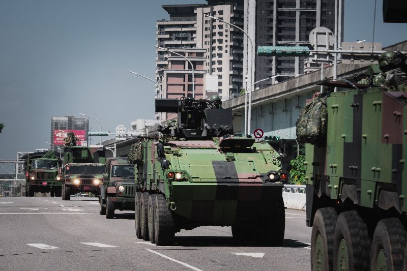 國軍啟動立即備戰操演　雲豹青埔戰備偵巡國軍22日展開一連5天「立即備戰操演」，圖為269旅雲豹八輪甲車於青埔台31號道路戰備偵巡。(圖／中央社）