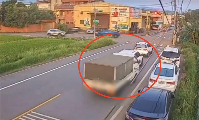 拖吊車業者發現張男一小時內2次肇事。（圖／翻攝畫面）