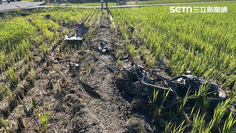 機車幾乎被撞得支離破碎，殘骸四散，甚至深深插入土裡，在翠綠田地劃下一道傷疤。（圖／翻攝畫面）