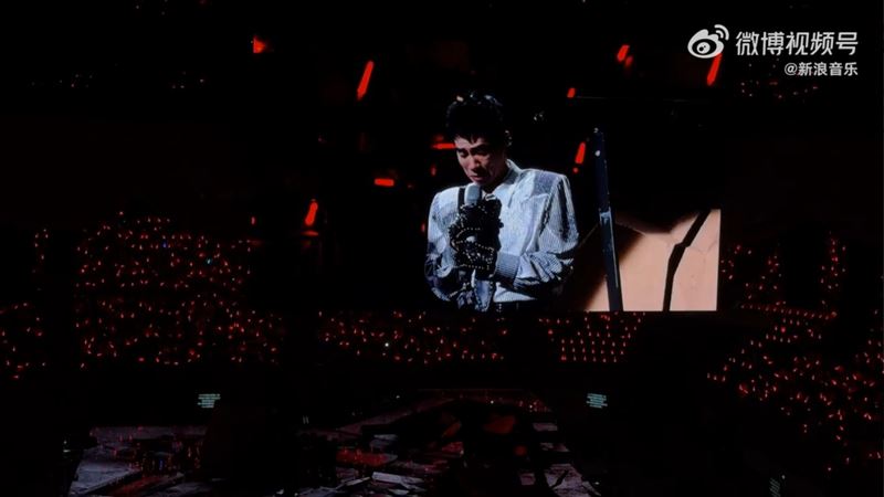 陳小春演唱會爆哭道歉。（圖／翻攝自微博）