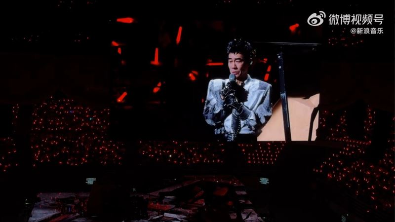 陳小春演唱會爆哭道歉。（圖／翻攝自微博）