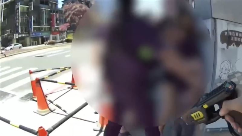 39歲的張姓男子只是到KTV唱歌，身上竟帶了西瓜刀2把、折疊刀1把。（圖／翻攝畫面）