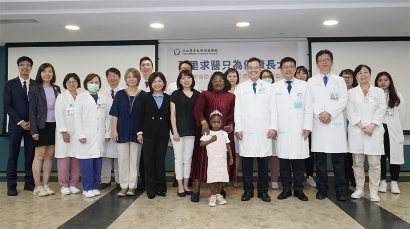 Miracle跨越萬里至台北醫學大學附設醫院治療。醫療團隊歷時4個月,完成肛門重建與腸道重建手術,Miracle已能正常進食及排泄。(圖/北醫附醫提供)