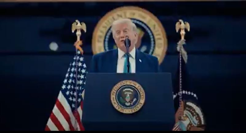 自畫K線的男人再出手了!隨著SpaceX股價急轉連2跌,美國總統川普(Donald Trump)新空軍一號(Air Force One)的公開典禮上,直呼全球首富馬斯克(Elon Musk)為「我的朋友」,並大讚星鏈( Starlink)衛星通訊是「前所未見的最高水準」。(圖/翻攝自X平台 @WhiteHouse)