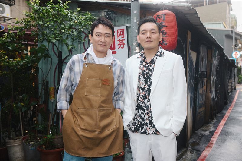 王識賢(左)分享與春風(右)合作花絮。(圖/混血兒娛樂提供)
