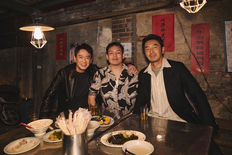 春風(中)與王識賢(左)合作〈有你有我〉,MV邀請李李仁(右)出演。(圖/混血兒娛樂提供)