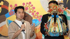 今年誕隍祭特邀大稻埕在地時裝設計師「塑神師－李育昇」替城隍爺設計新衣。（圖／新東陽提供） 