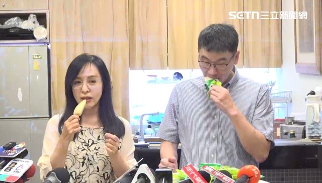 陳瑩邀梁文傑嚐台東鳳梨釋迦冰棒。(圖/記者詹宜庭攝影)