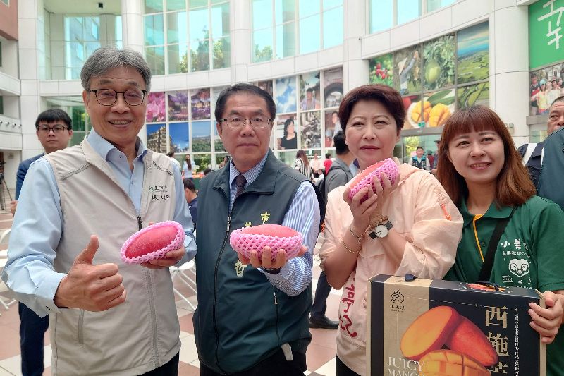 農業部長陳駿季（前左1）22日出席在台南市政府舉辦的台南國際芒果節宣傳活動，與台南市長黃偉哲（前左2）、民進黨立委陳亭妃（前左3）一同推廣