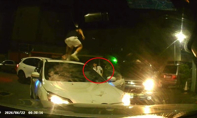 33歲陳姓男子毒駕拒捕試圖衝撞警車，遭刑警包抄壓制，21歲女友在一旁不停大聲尖叫。(圖／翻攝畫面)