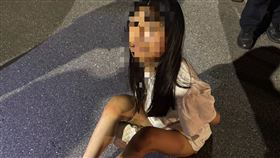 台中，毒駕男，33歲陳姓男子，衝撞警車，包抄壓制，21歲女友狂尖叫，外貌像中年婦，吸毒(圖／民眾提供)