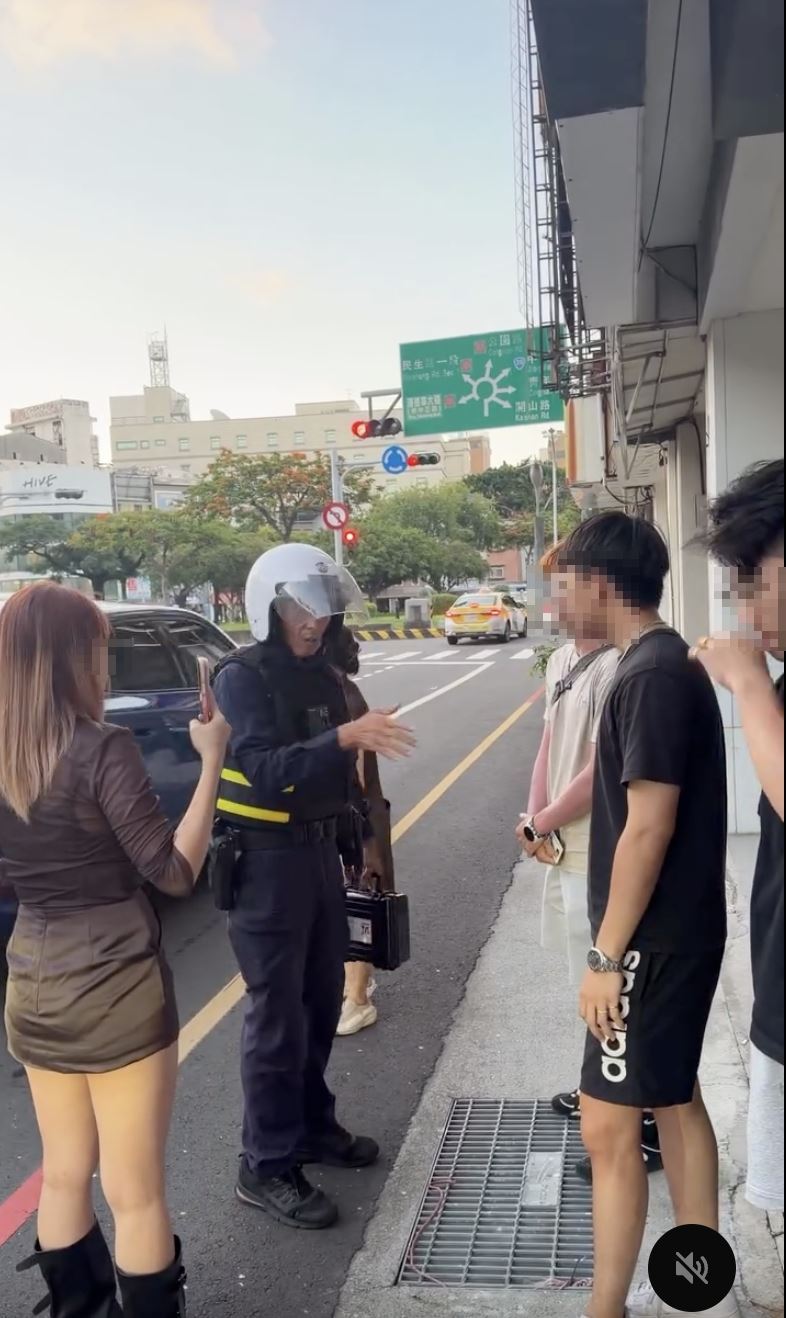 短裙女坐在肇事車上，一下車就拿手機錄影，要男大生態度好一點，結果網友留言一面倒。（圖／翻攝自Threads @l.e.g.g.l）