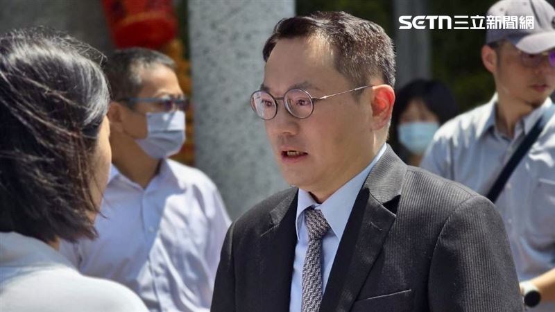 身為警眷、同樣具有警職身份的妻子，努力挺直腰桿，因為她知道，還有就讀國小的女兒得照顧，自己不能倒下。（圖／民眾提供）