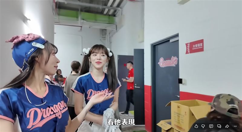 林襄(左)幽默給出回應「看他表現」。(圖/翻攝自YouTube)
