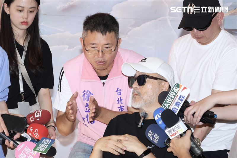 班鐵翔在台北市議員徐立信陪同下赴萬華分局提告。(圖/記者田俊彥攝影)