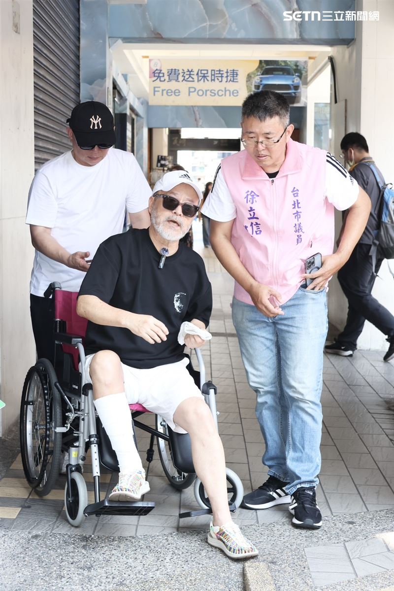 班鐵翔日前行經成都路27巷騎樓時不慎摔倒,導致脛骨、腓骨嚴重骨折。(圖/記者田俊彥攝影)
