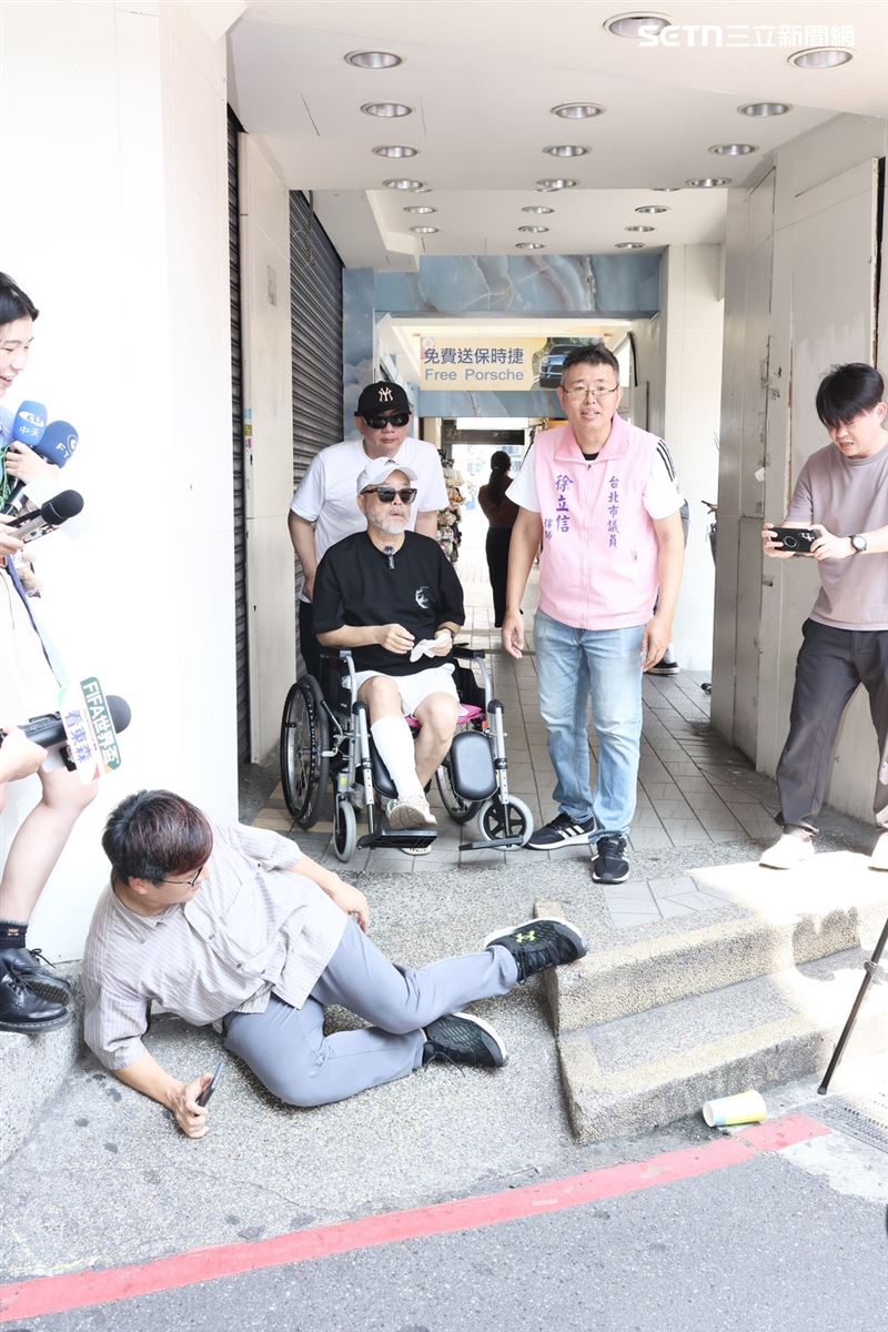 班鐵翔回到事發地點成都路27巷騎樓,還原摔倒經過。(圖/記者田俊彥攝影)