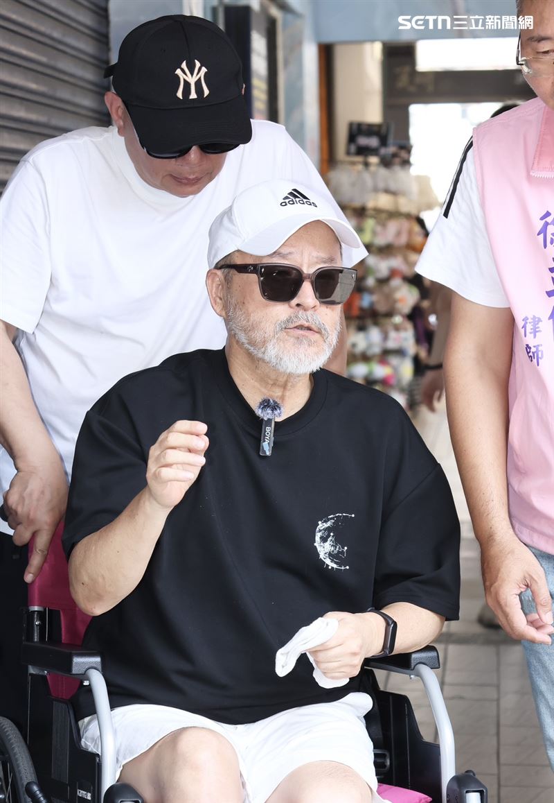 班鐵翔日前行經成都路27巷騎樓時不慎摔倒,導致脛骨、腓骨嚴重骨折。(圖/記者田俊彥攝影)