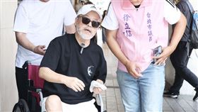 班鐵翔日前行經成都路27巷騎樓時不慎摔倒，導致脛骨、腓骨嚴重骨折。（圖／記者田俊彥攝影）