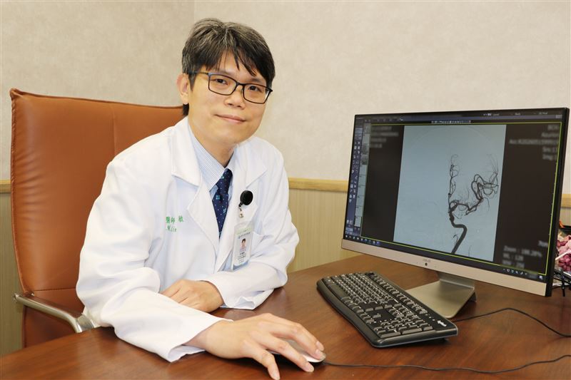 神經內科副主任林傳敏呼籲,一旦發現家人出現肢體無力、眼歪嘴斜症狀,務必爭取黃金就醫時間,降低腦中風傷害。(圖/聯新國際醫院提供)