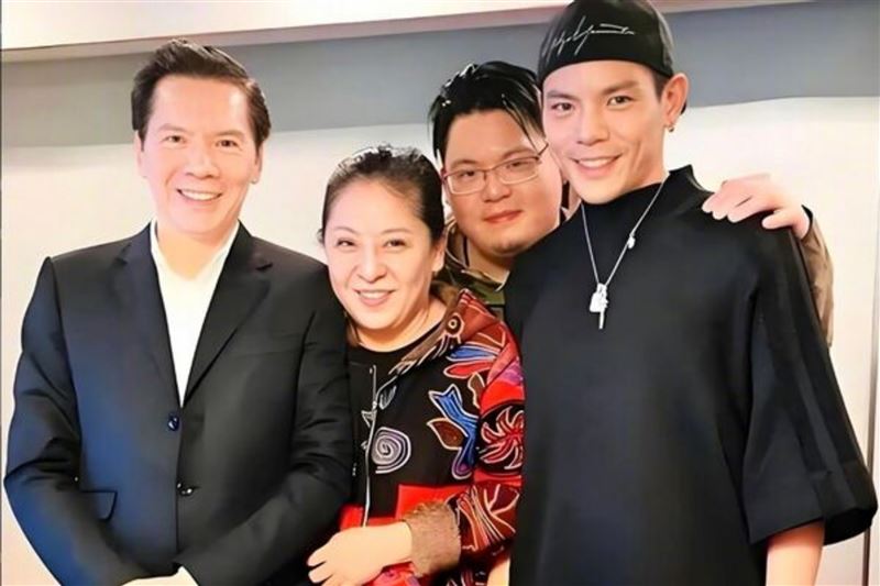 向佑(右二)先前多次鬧事讓向太憤而斬斷關係。(圖/翻攝自微博)