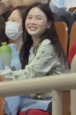 Oh My Girl成員效定(右)與大聲、齡智(左)一同出席演唱會。(圖/翻攝自韓網)