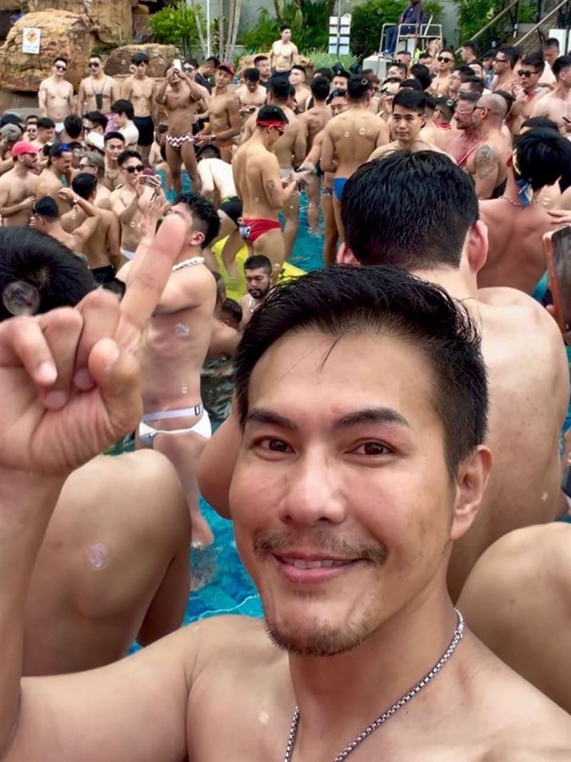 高允漢開心寫下,第一次參加芭達雅泳池派對,邊聽音樂邊泡在水裡放鬆,讓人暫時拋開煩惱,享受難得的度假時光。(圖/翻攝自高允漢FB)