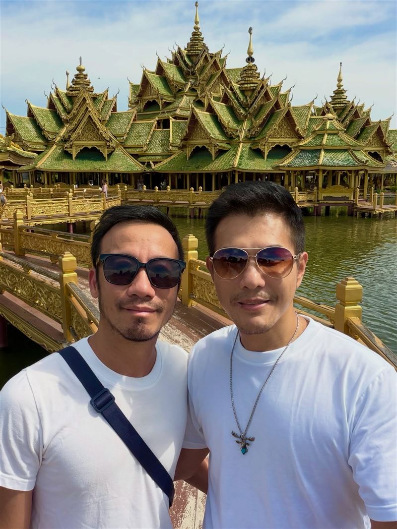 貼文曝光後,不少網友紛紛留言稱讚兩人身材,其中有人好奇詢問:「八塊腹肌是怎麼練出來的?」對此,高允漢(右)幽默回應:「用AI很快就練出來了。」(圖/翻攝自高允漢FB)
