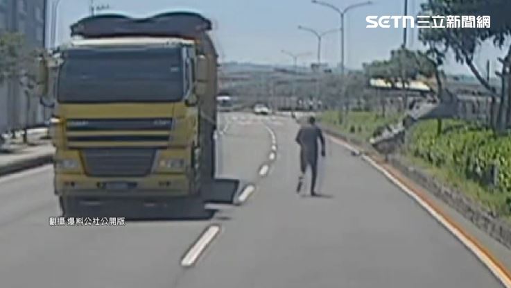 轎車遭切車道半聯結車撞擊 翻覆倒栽樹叢