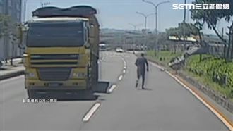 轎車遭切車道半聯結車撞擊　翻覆倒栽樹叢