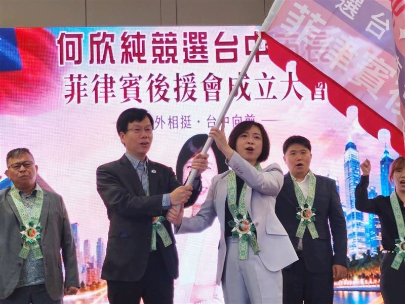 由台中市長候選人何欣純授旗菲律賓後援會會長白適榮(左)
