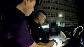女業務身藏海洛因及喪屍煙彈遭查獲桃園市警局保安警察大隊22日表示，員警21日晚間在中壢區巡邏時，發現一輛賓士車違規停車，上前盤查發現女乘客持有海洛因及依托咪酯煙彈，女子向員警供稱，因從事業務工作，長期承受工作壓力，才會以毒品紓解情緒。（翻攝照片）中央社記者吳睿騏桃園傳真　115年6月22日