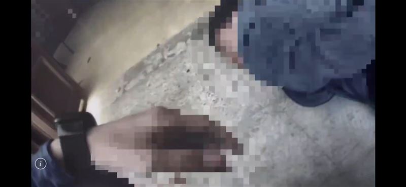 許男持刀犯案後，被警方壓制在地上銬逮捕。（圖／翻攝畫面）