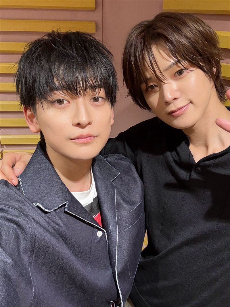 飾演男主角「潔世一」的高橋文哉(左)和&TEAM的成員K也因戲變成好友。(圖/翻攝自X平台 @fumiya_0_3_1_2)