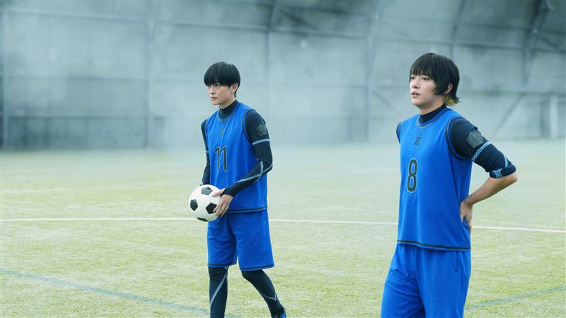 高橋文哉(左)與櫻井海音在《藍色監獄》片中飾演雖是競爭關係但惺惺相惜的好友「潔世一」與「蜂樂廻」。(圖/甲上娛樂提供)