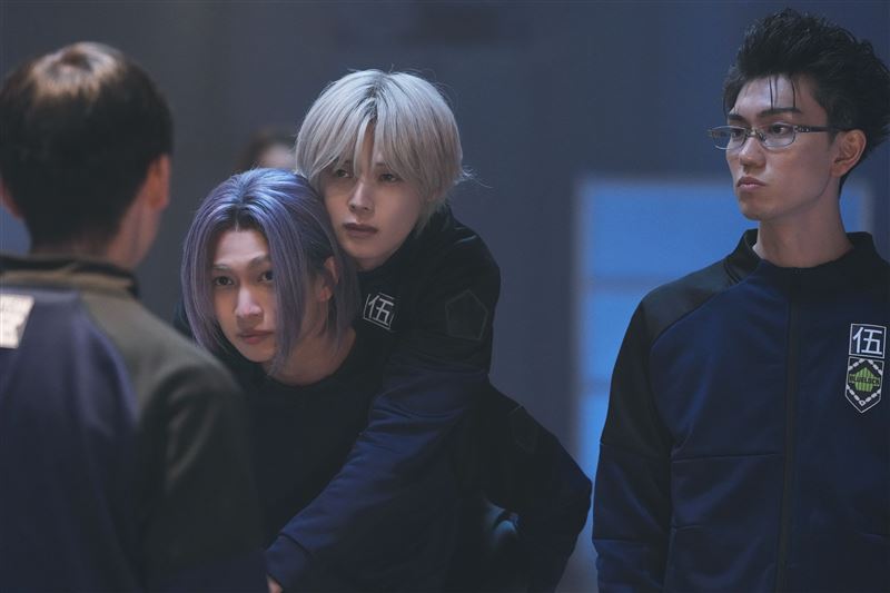 「&TEAM」成員K(中)在《藍色監獄》片中飾演凡事嫌麻煩的「凪誠士郎」,被綱啓永(左)飾演的「御影玲王」發掘驚人的足球天份而成為好友,右為飾演「劍城斬鐵」的樋口幸平。(圖/甲上娛樂提供)