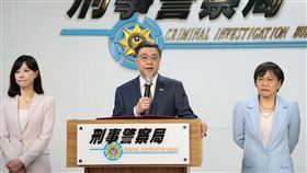 行政院長卓榮泰今（22）日前往內政部警政署刑事警察局，視察「115年主題式打詐及淨流專案」執行成果。（圖／行政院提供）