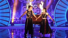 台灣之光「足上舞伶」楊立微將國際級的「踢桌火舞秀」震撼表演帶到錄影現場。（圖／華視提供） 